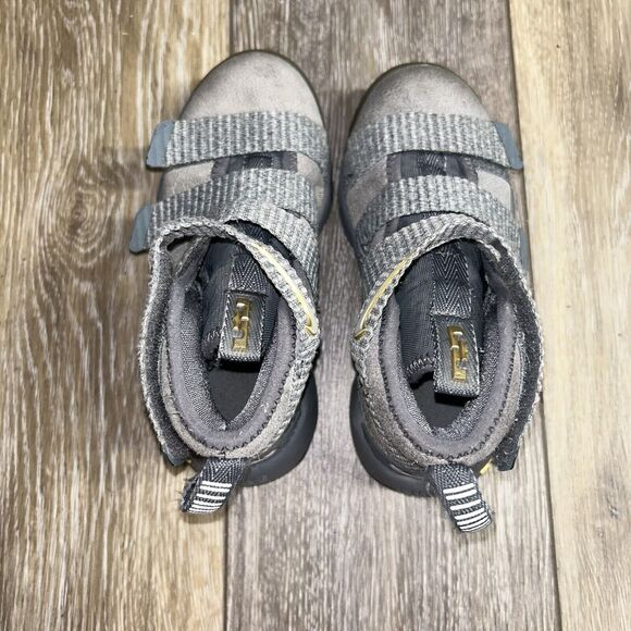 Nike Lebron Soldier Gray Platinum Youth Size 10.5C 918368-010 Basketball Shoes - Picture 8 of 11